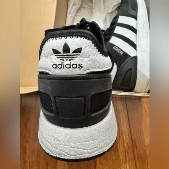 Black Adidas N-5923 size 10. Like new! - Picture 2 of 4
